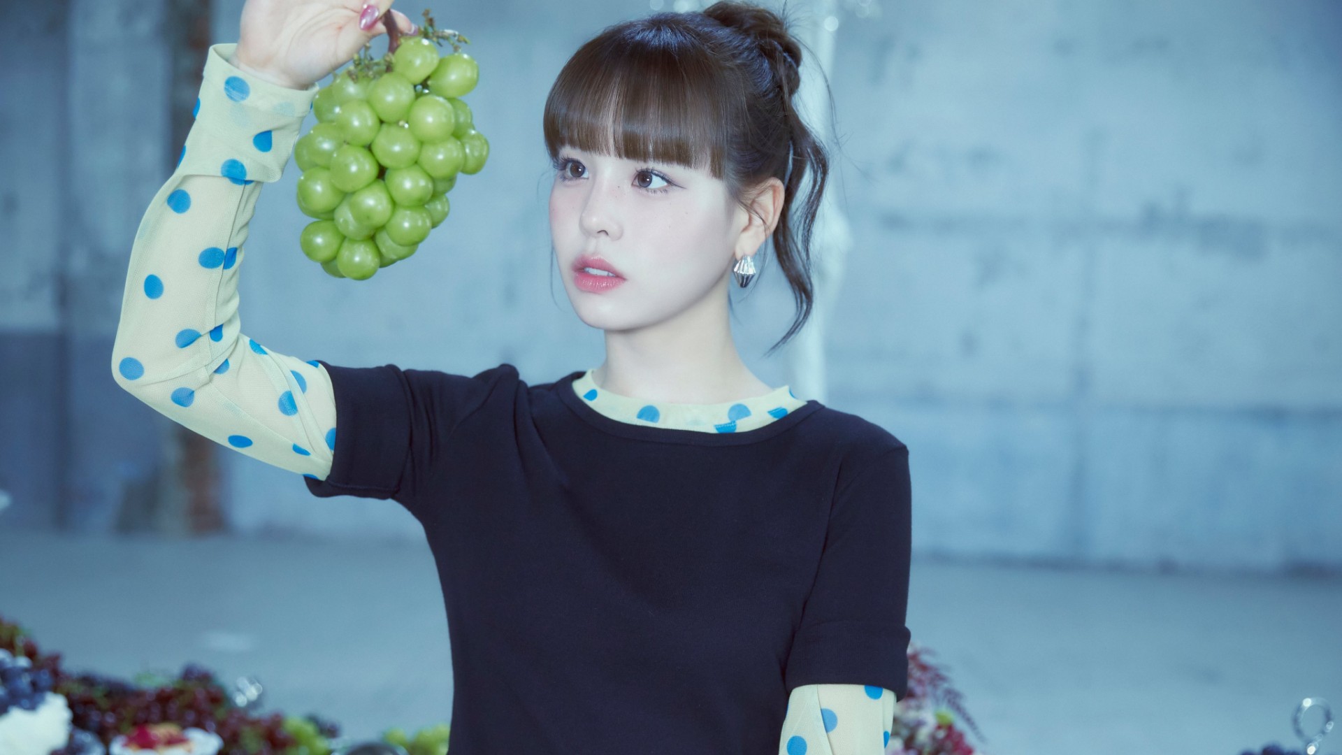 NiziU Sour Grapes (1).jpg